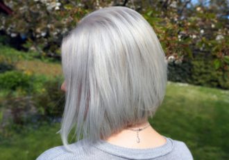 Meine Haare sind Grau, Silber, Blond.