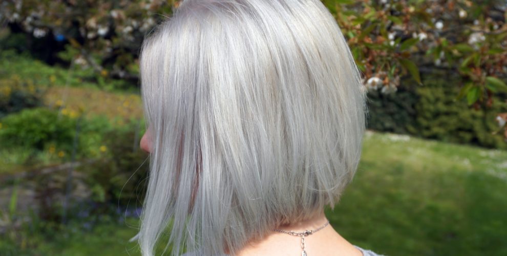 Meine Haare sind Grau, Silber, Blond.